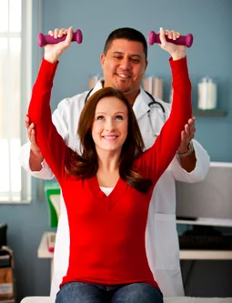 A woman with a male physiotherapist.