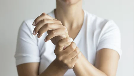 A woman experiencing De Quervain’s tenosynovitis